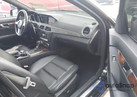 2013 Mercedes-Benz C 250 Sport z USA, uszkodzony, nr VIN WDDGF4HB5DG128991